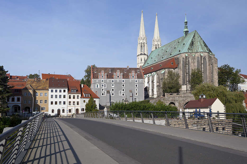 Auf der Brücke an der Grenze zu Polen traf die Omi den Boten.