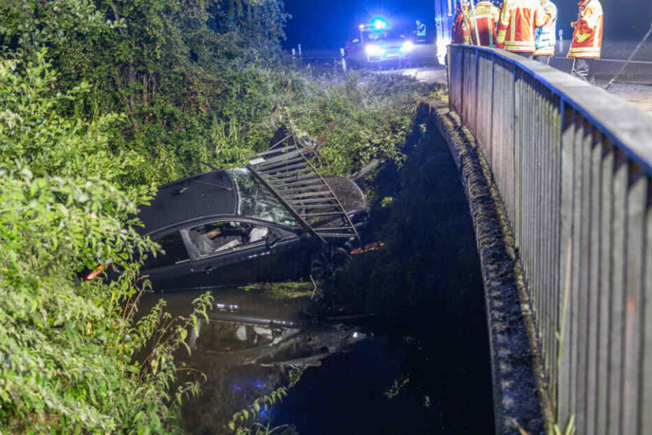 Das Auto durchbrach das Geländer und stürzte in den Bach.