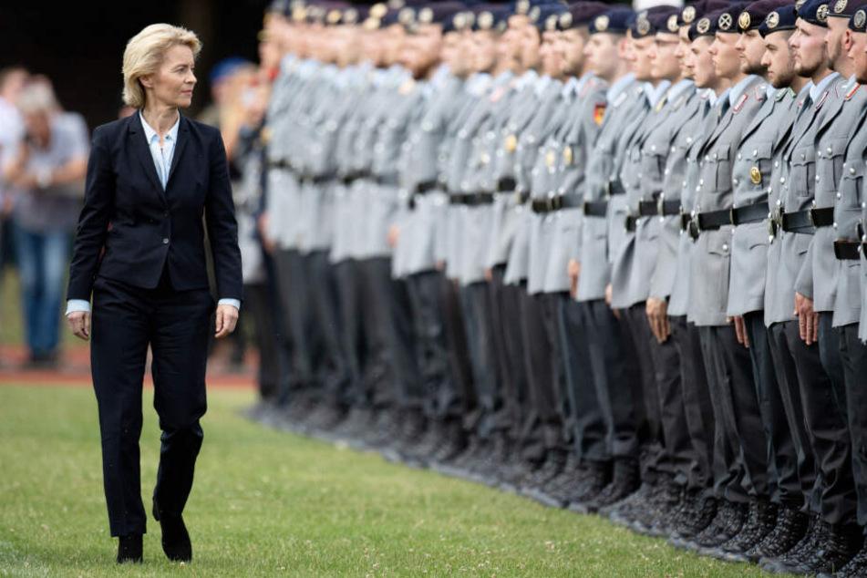 Bundesverteidigungsminister geht bei einem Appell an den Soldaten vorbei.