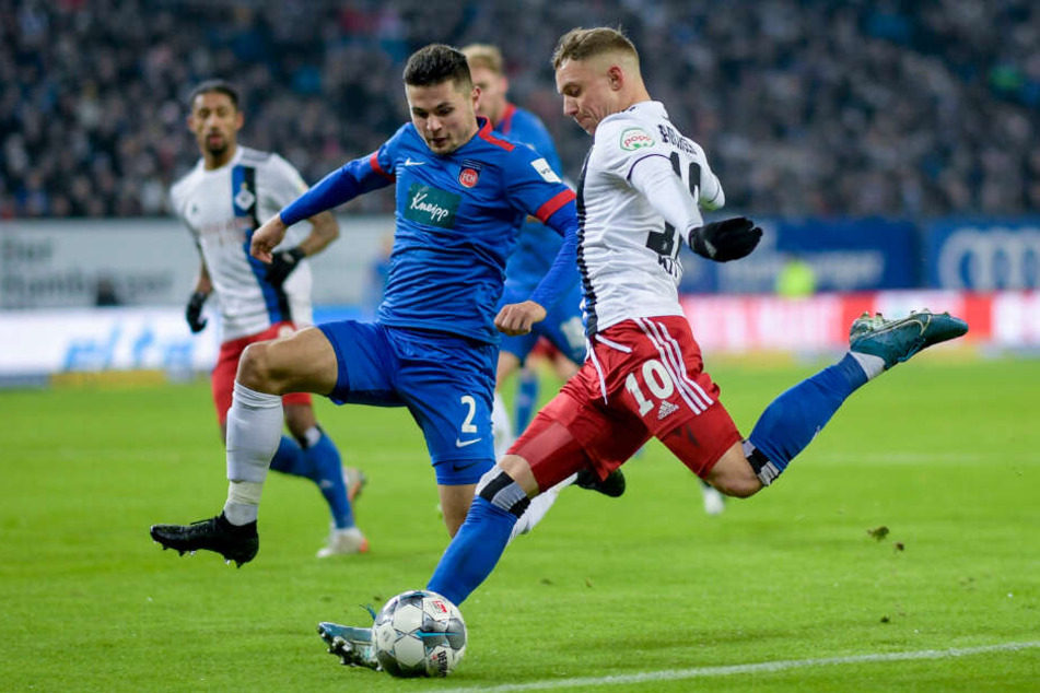 Sonny Kittel versucht den Ball vorbei an Gegenspieler Marnon Busch zu flanken.