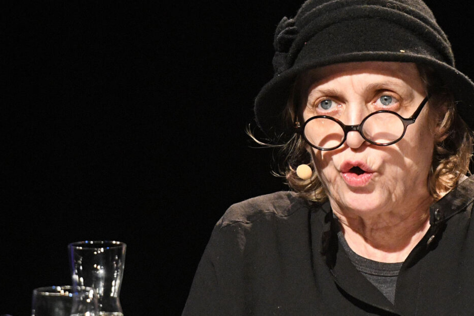 Die Schauspielerin Katharina Thalbach sitzt bei einer Lesung im Rahmen des Literaturfestivals Lit.Cologne auf der Bühne.