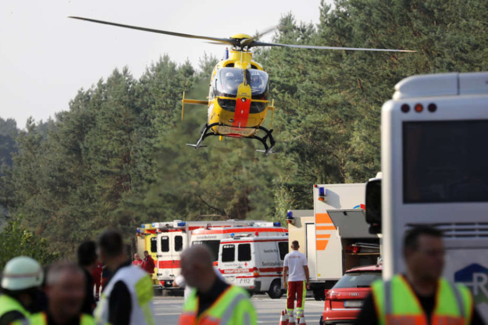 Einer der vier eingesetzten Hubschrauber fliegt Verletzte ins Krankenhaus.