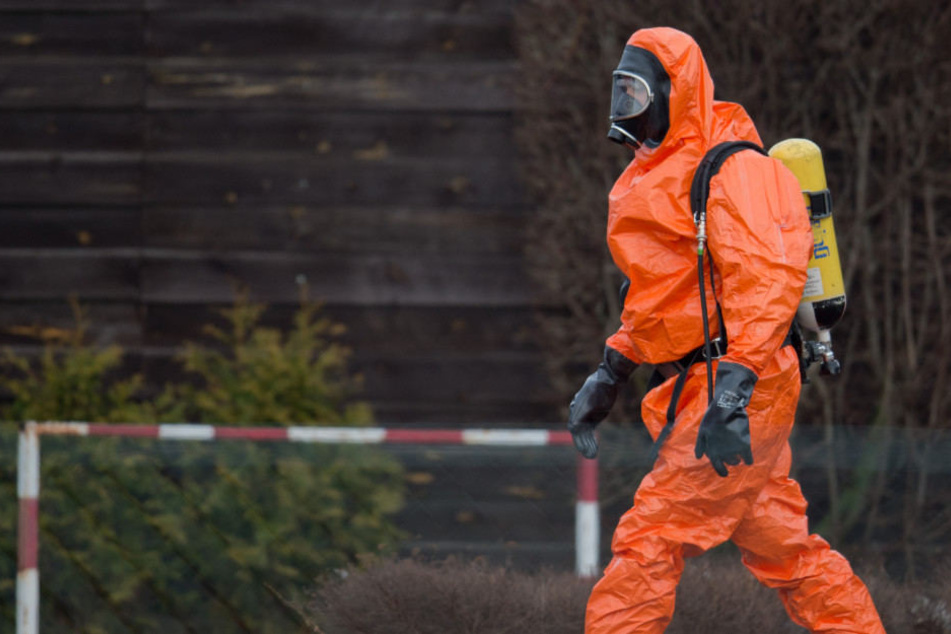 Rettungskräfte der Feuerwehr nähern sich der Chemikalie. (Symbolbild)