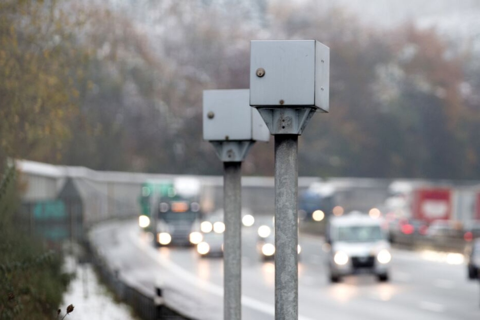 Der Blitzer am Bielefelder Berg ist von Autofahrern weit gefürchtet - er löst pro Tag mehr als 300 Mal aus.