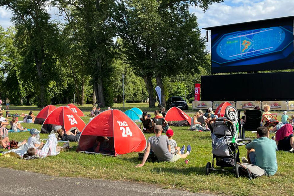 Das Freiluftkino lockte mit einem 50 Quadratmeter großen Kinobildschirm an den Montego Beach.