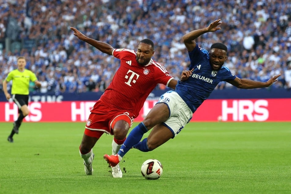 In der Partie war von Anfang an Feuer drin: Jonathan Tah (l.) und Moussa Sylla kämpfen um den Ball.