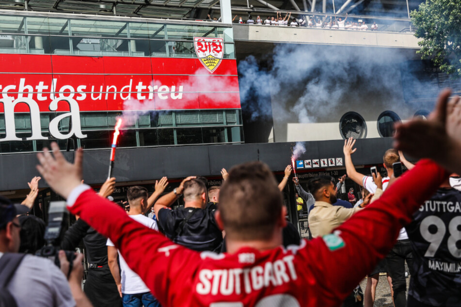 Fans des VfB Stuttgart feiern vor der Mercedes-Benz Arena den Aufstieg ihrer Mannschaft in die 1. Fußball Bundesliga.