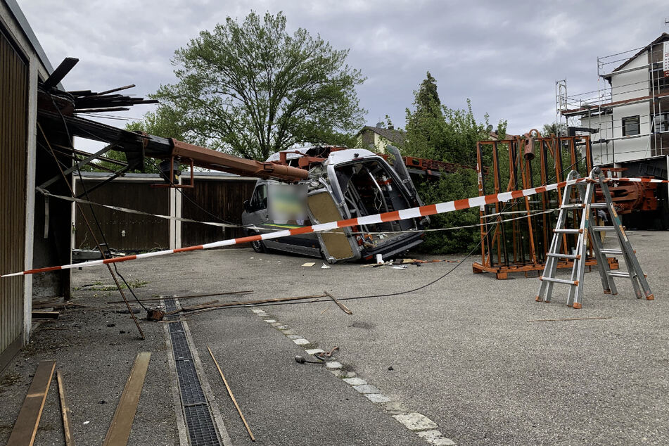 Der Kranarm krachte auf einen Sprinter und eine Garage.