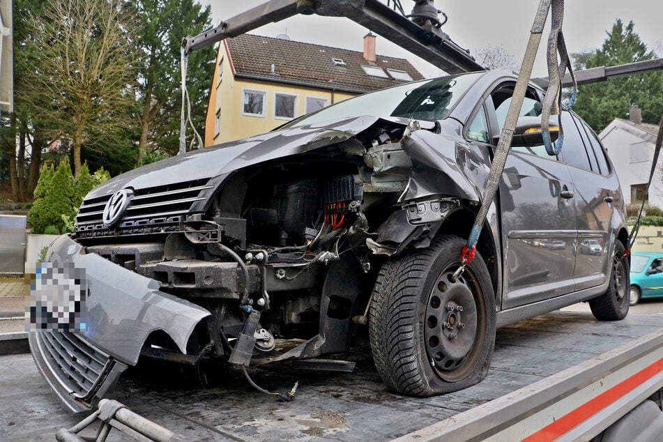 Der VW wurde im Frontbereich schwer beschädigt und musste abgeschleppt werden.