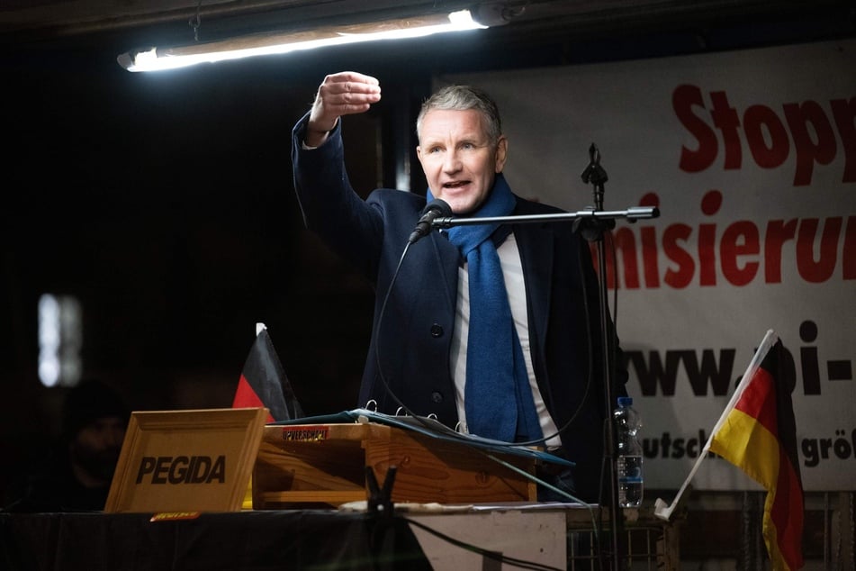 Mit ausgestrecktem rechten Arm hielt Rechtsextremist Björn Höcke (51, AfD) am Montagabend eine Rede im Rahmen der Pegida-Demo.
