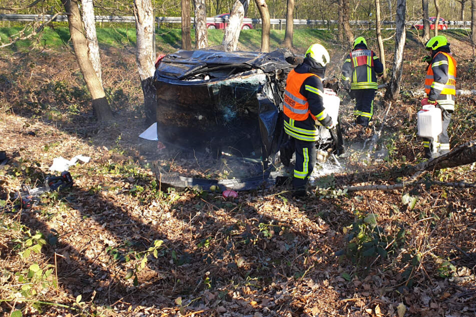 Tödlicher Unfall in Waldstück: Frau aus ihrem Kleinwagen geschleudert