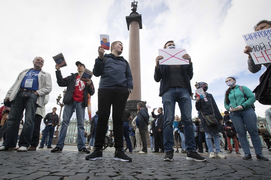 1. Juli, St. Petersburg: Menschen demonstrieren gegen die geplante Verfassungsänderung auf dem Palastplatz. Wenige Stunden später wurde bekannt, dass diese in Kraft tritt.