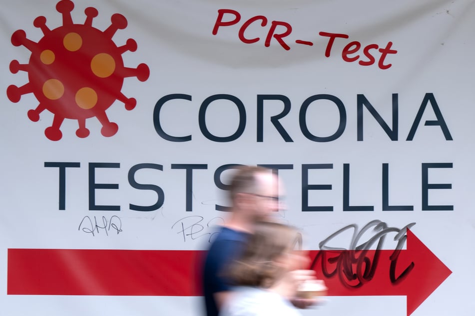 X-te Welle rollt: Corona-Inzidenz in NRW explodiert, 35 Tote und 25.500 Neuinfektionen