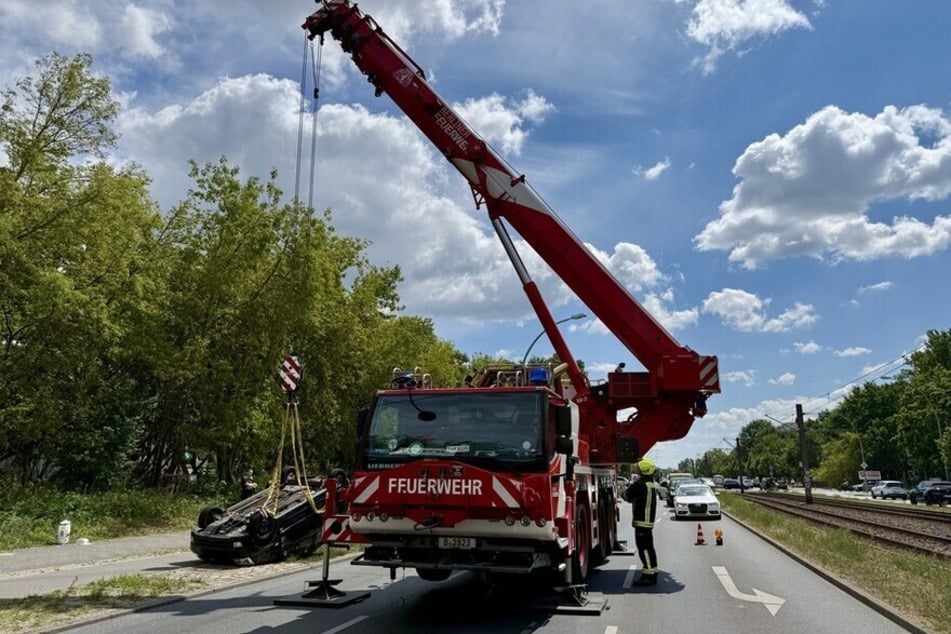 Nach dem Crash in Marzahn musste der Wagen am Freitag mit schwerem Gerät wieder aufgerichtet werden.