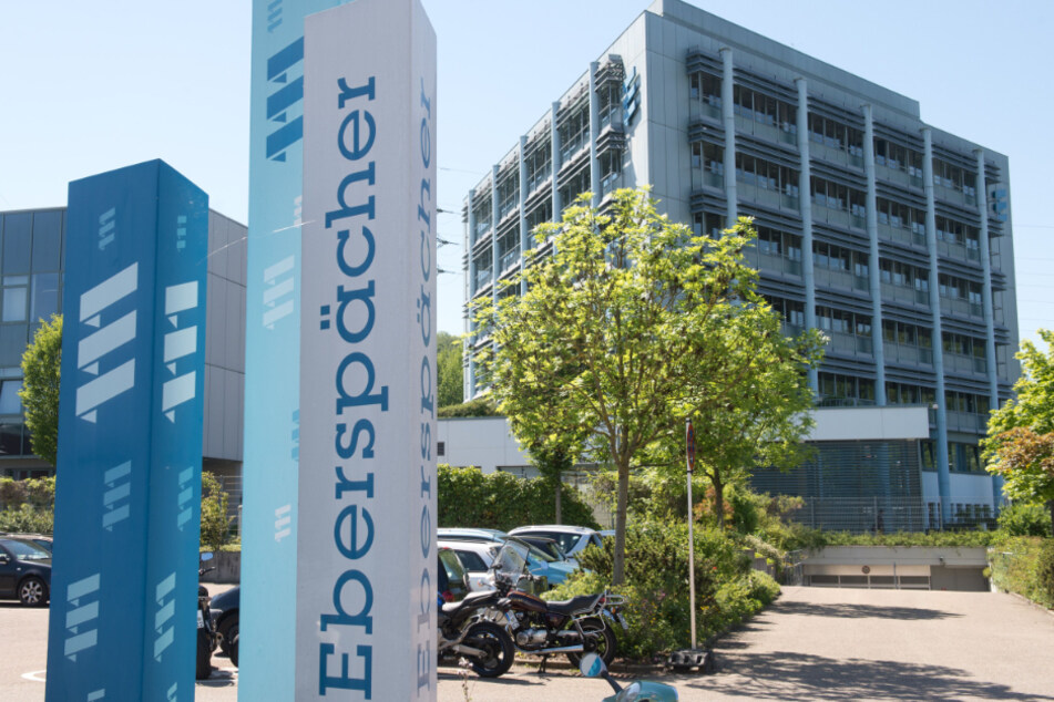 Schilder stehen vor dem Firmensitz des Zulieferers Eberspächer. Der geschäftsführende Gesellschafter ist plötzlich verstorben.