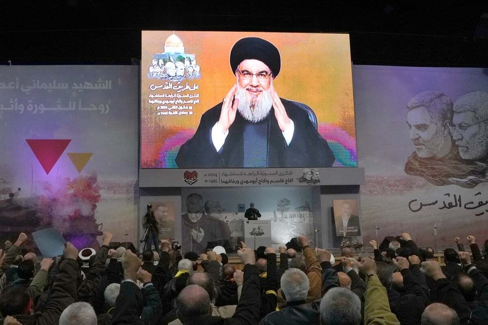 Hisbollah-Führer Hassan Nasrallah (63) grüßte seine Anhänger am Mittwoch während einer Videoübertragung.