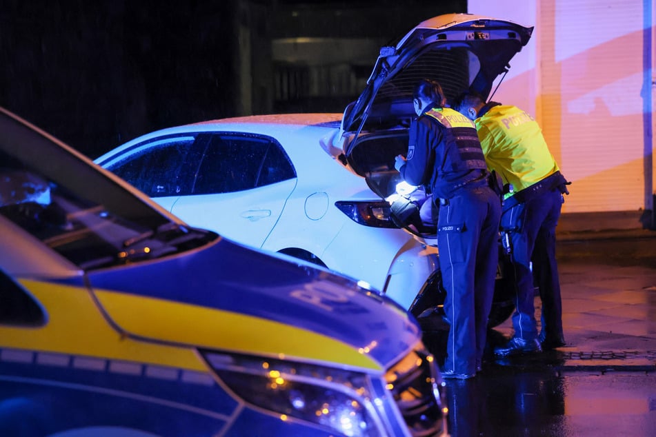 Nach der Flucht des Unfallfahrers durchsuchten Einsatzkräfte der Polizei den Wagen des Mannes nach Spuren.