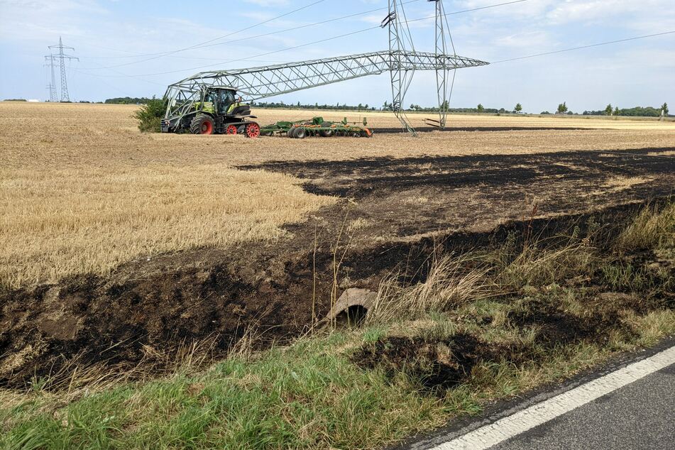 Ein Traktor hat einen Strommast in Weilerswist gerammt, der Mast knickte um.