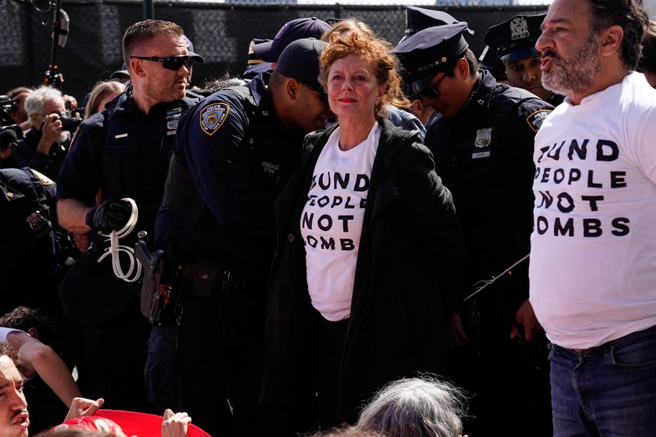Oscar-Preisträgerin Susan Sarandon (79) wurde beim Anti-Netanyahu-Protest vor dem UN-Hauptquartier festgenommen.
