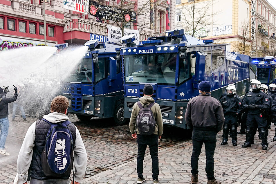 Polizeikräfte setzen am 1. Mai 2021 Wasserwerfer auf der Straße "Schulterblatt" vor dem linken Kulturzentrum "Rote Flora" ein. (Archivbild)