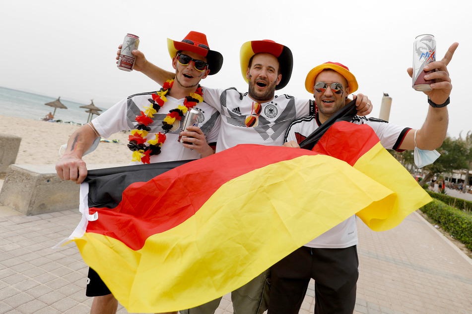 Deutsche Touristen in Palma bejubeln den Sieg der deutschen Mannschaft.