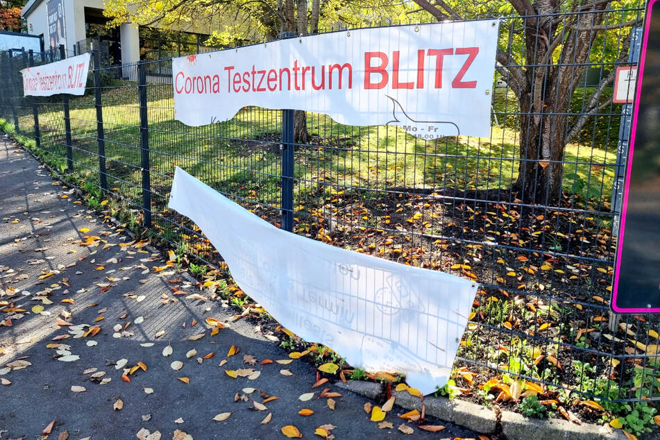 Drei Banner der Teststation BLITZ wurden zerschnitten.