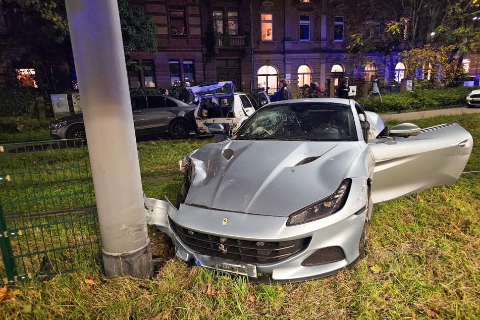 Der Ferrari blockierte vorübergehend die Straßenbahngleise. Er musste abgeschleppt werden.