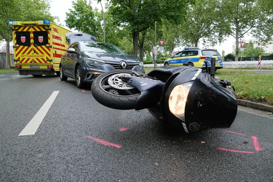 Den Zusammenstoß mit einem Renault überlebte ein Motorradfahrer (†54) in der Leipziger Vorstadt nicht.