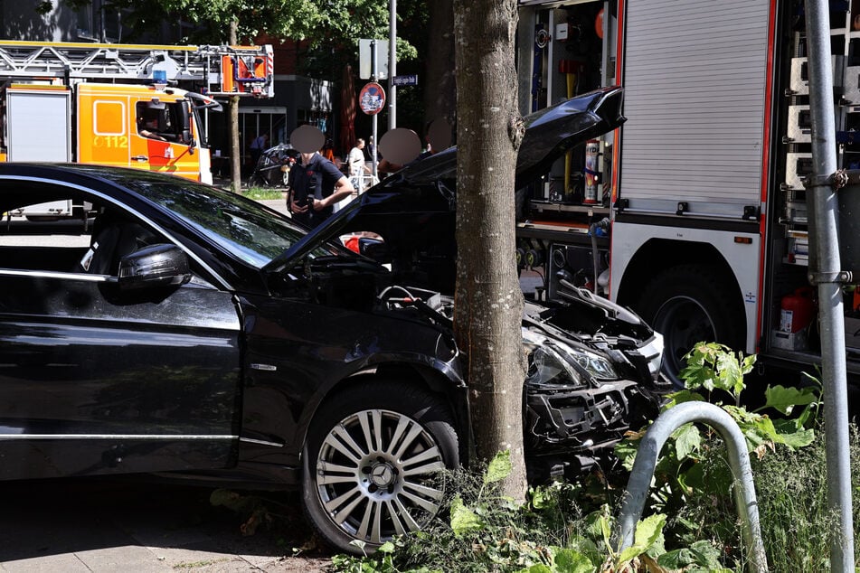Ein Auto krachte in Hamburg-Blankenese zunächst gegen einen parkenden Wagen, erfasste dann eine Passantin und krachte schließlich gegen einen Baum.