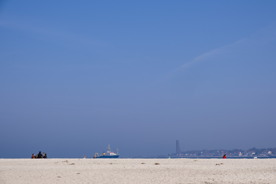 Strandbesucher verbringen den Tag bei Frühlingswetter am Falckensteiner Strand.