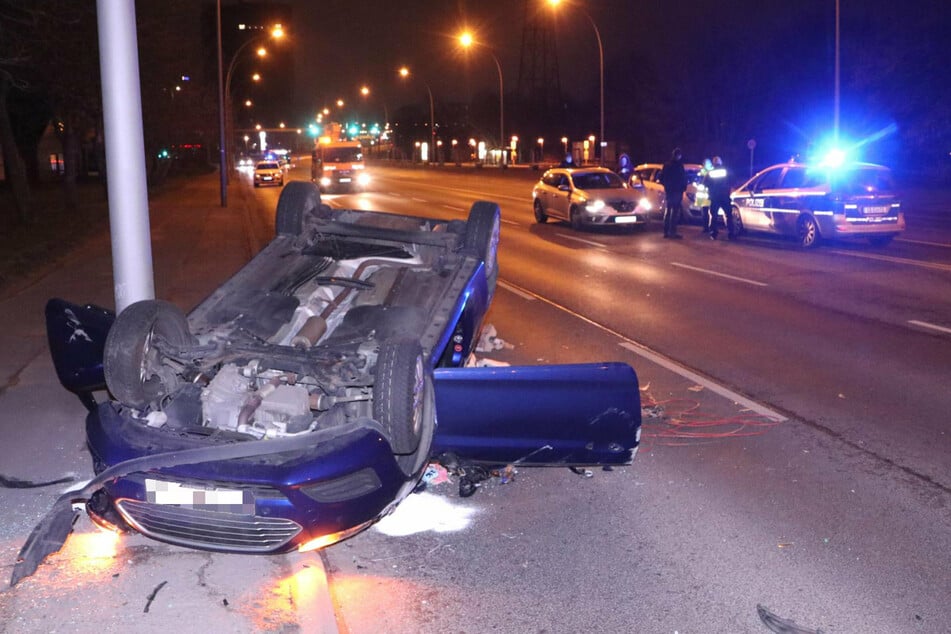 Ein Auto landete bei dem Crash auf dem Auto.