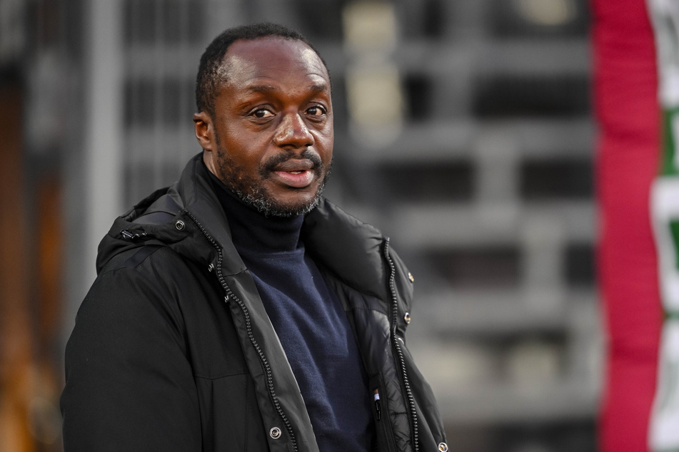 Ben Manga (51) heuerte mit großen Vorschusslorbeeren bei S04 an, doch rund 16 Monate später muss er bereits wieder seinen Hut nehmen.
