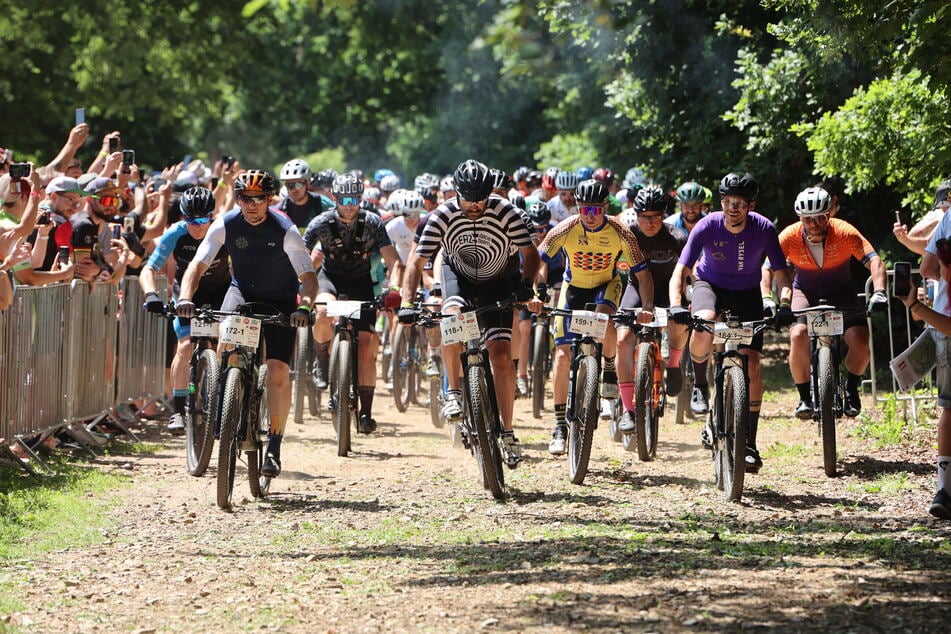 Punkt 12 Uhr mittags starteten die Mountainbiker zum 24-Stunden-Rennen rund um den Stausee.