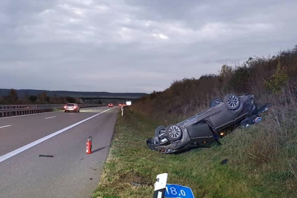 Unfall A71: Hyundai weicht Tier auf A71 aus, überschlägt sich und landet im Graben