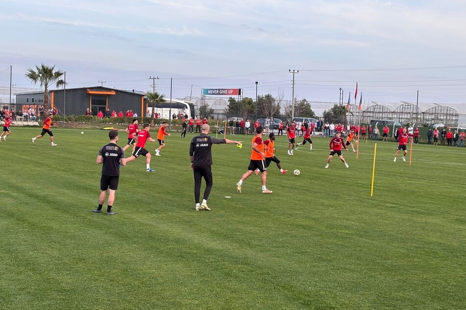 Bei Trainings-Nachbar Rot-Weiss Essen bereiten sich auch alte Dynamo-Kollegen auf die Rückserie vor.