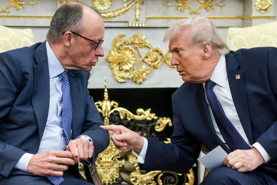 Trump's latest comments on Iran came amid a meeting with German Chancellor Friedrich Merz (l.) at the White House.