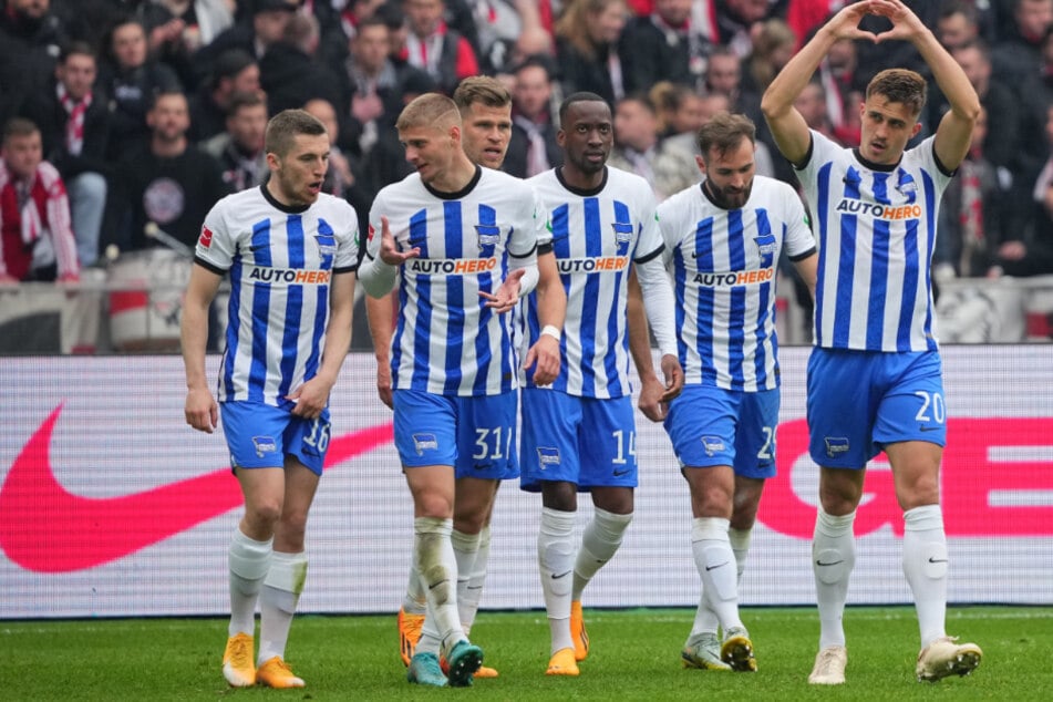 Das neue Trikot ähnelt der alten Spielkleidung sehr. Der schwarze Kragen hat ausgesorgt.