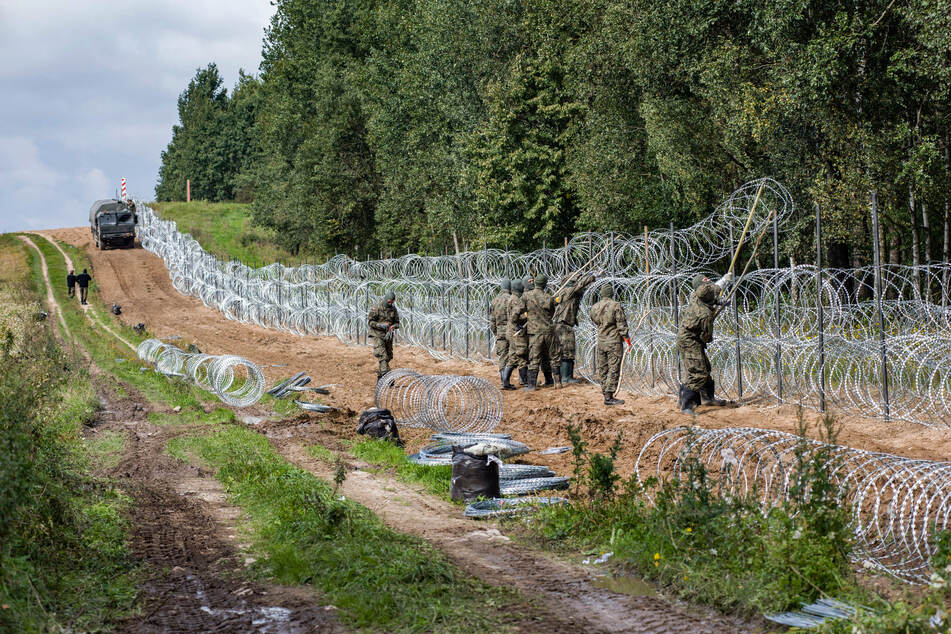 Anfang September begannen polnische Soldaten mit der Errichtung eines Stacheldrahtzauns entlang der polnisch-belarussischen Grenze. Polen hat in der Grenzregion zu Belarus den Ausnahmezustand verhängt.