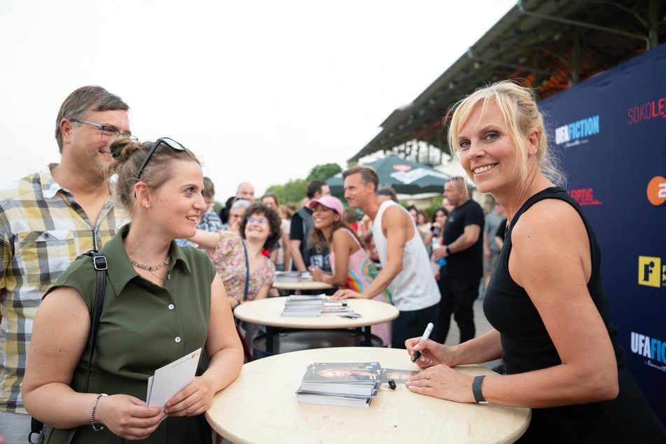 Melanie Marschke schrieb fleißig Autogramme.
