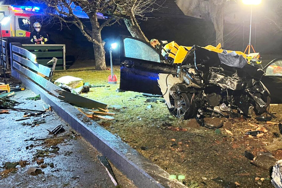 Motor aus BMW gerissen, junger Beifahrer liegt in Garten: Männer bei Horror-Crash schwer verletzt