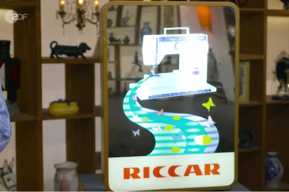 Bei dem Objekt handelt es sich um eine Leuchtreklame des japanischen Nähmaschinenherstellers Riccar.