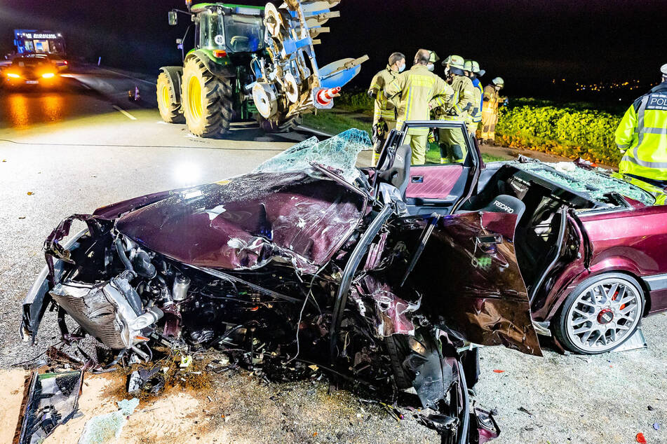 Die Feuerwehrleute sind im Einsatz.
