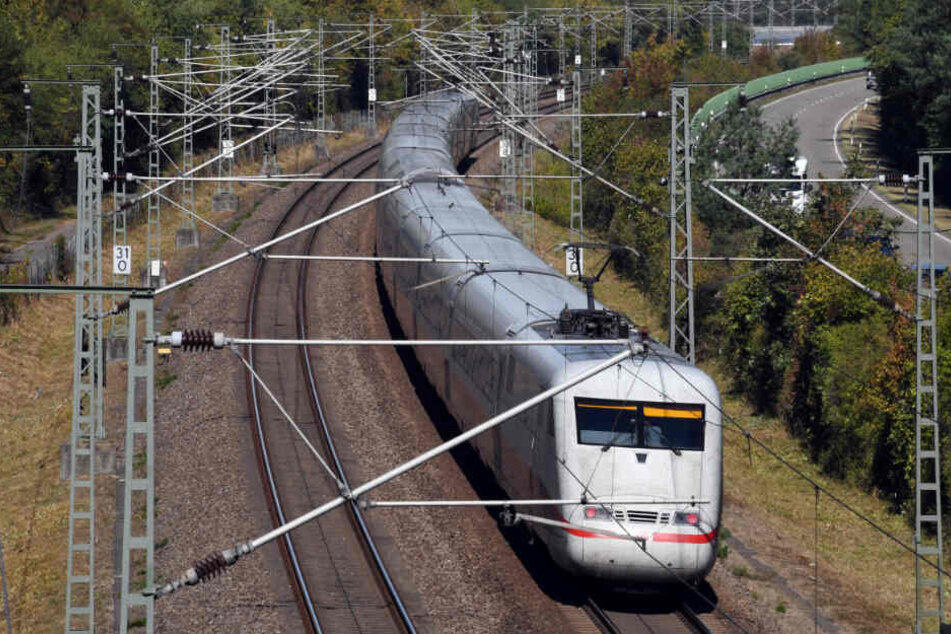 Ein ICE fährt bei Wiesental auf der Schnellstrecke Mannheim-Stuttgart.