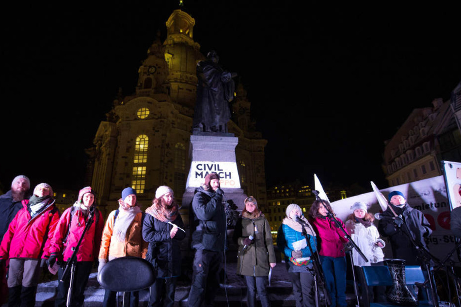 Etwa 120 Teilnehmer versammelten sich vor der Frauenkirche.