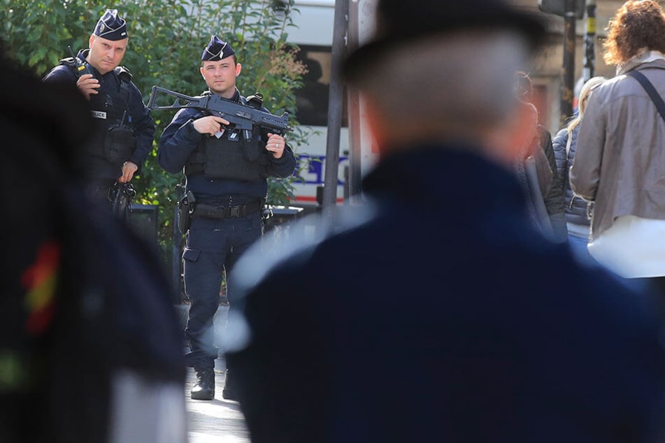 Polizeibeamte patrouillieren am Freitag mit Gewehren vor dem Polizeipräsidium.