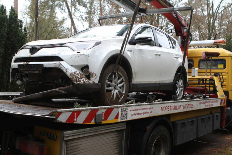 Die Frau durchbrach mit dem SUV das Friedhofstor und raste auf das Gelände.