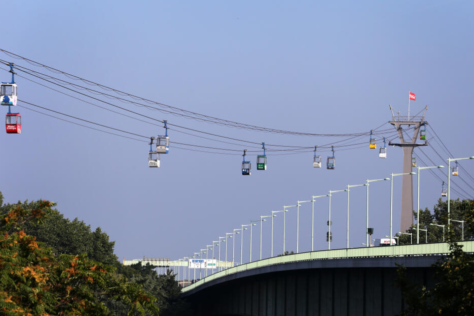 Leere Gondeln absolvieren an der Seilbahn Prüffahrten.