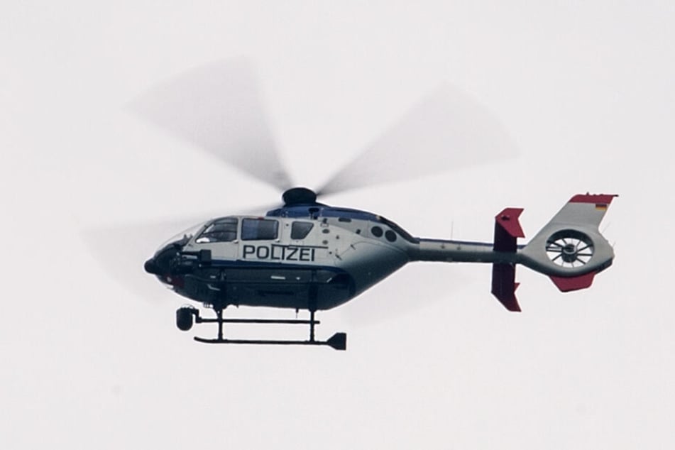 Ein Helikopter wurde zur Suche eingesetzt. (Symbolbild)