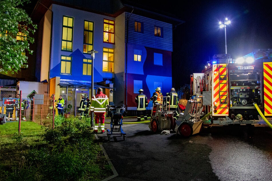 Mehrere Verletzte hat es bei dem Feuer in einer Wohngruppe im nordhessischen Schwalmstadt-Treysa gegeben.