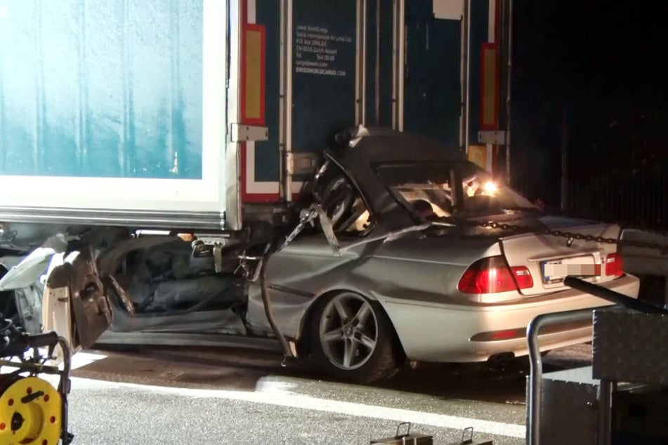 Der BMW wurde durch die Wucht des Aufpralls teilweise unter den Lkw geschoben.
